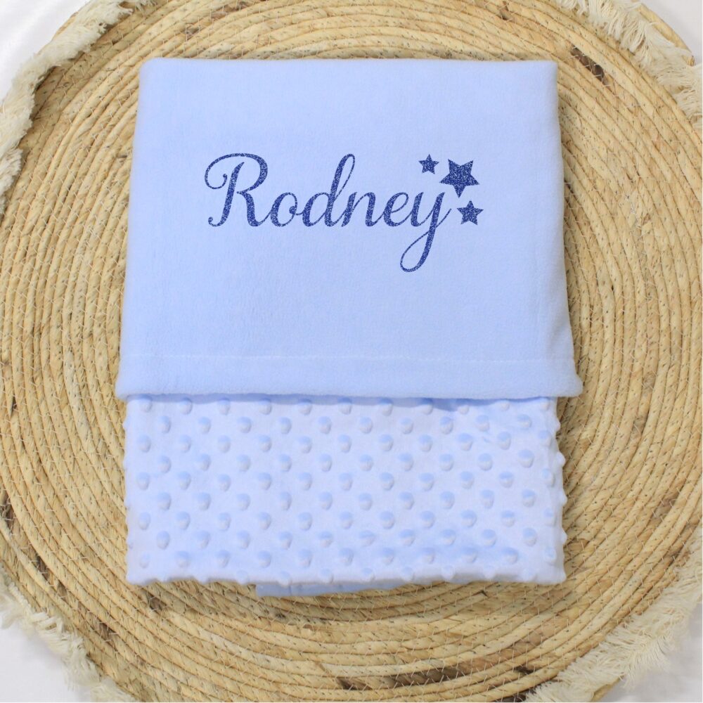 blauw babydeken met naam en sterren voor een jongen, noppen deken