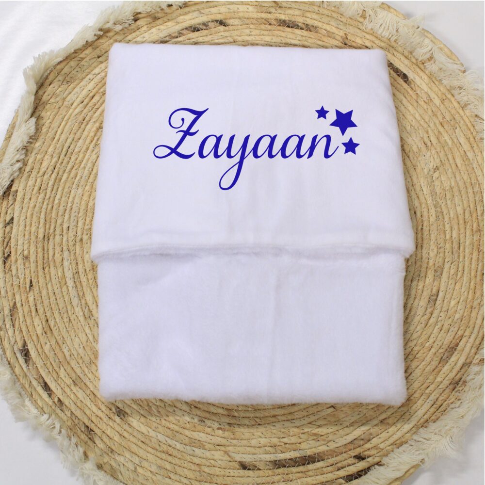 Extra zacht wit baby dekentje met naam en sterren. voor een jongen.