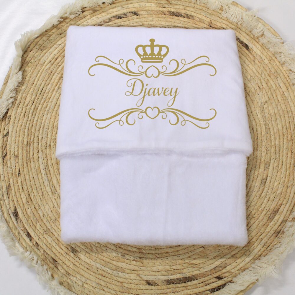 wit extra zacht Baby dekentje met naam en sierlijke krullen.