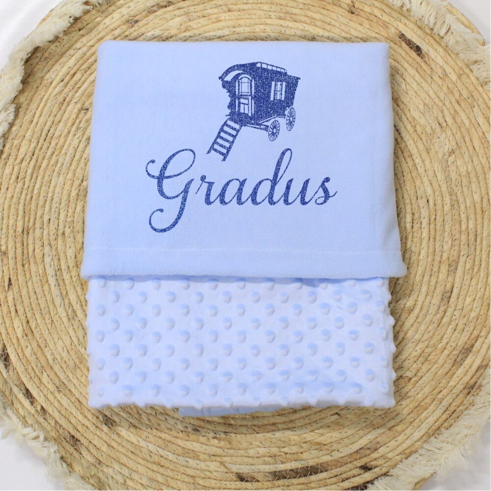 blauwe baby deken met naam en woonwagen jongen. blauw noppen deken