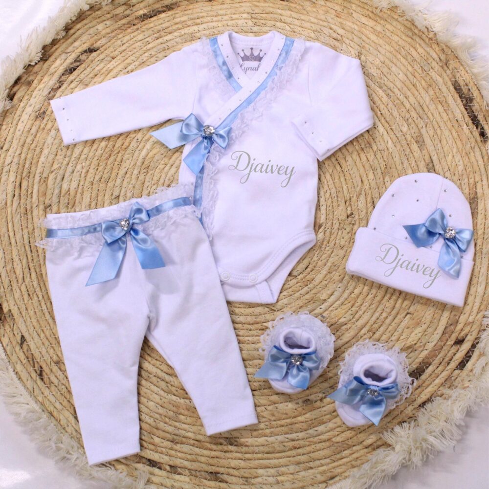 Geboortepakje met naam voor een jongen. Geboortepakje met strikjes en naam