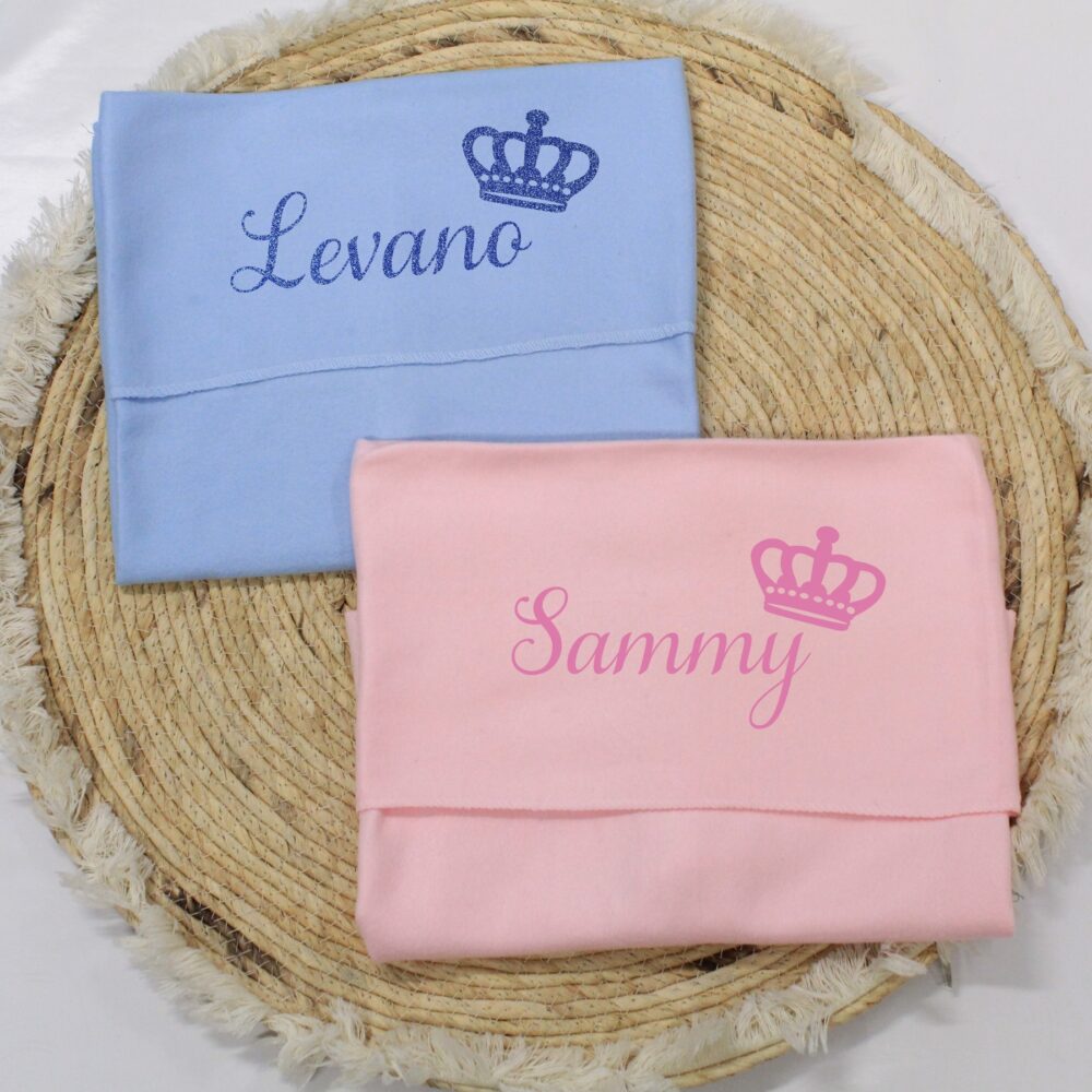 wieg/wagen dekentjes Roze dekentje met naam meisje en een blauw dekentje met naam jongen