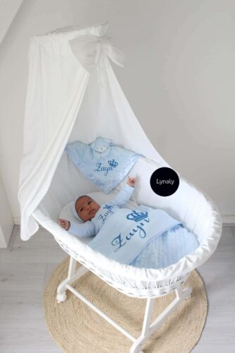 blauw kraampakket met naam voor een jongen. bestaat uit een baby dekentje, knuffeldoekje en geboortepakje